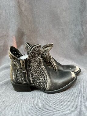 Western boots distressed  circle G cut out shortie women’s